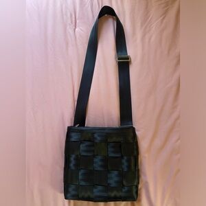 Harvey’s seatbelt shoulder bag